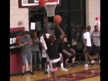 El hijo de LeBron James machaca el aro El hijo de LeBron James machaca el aro