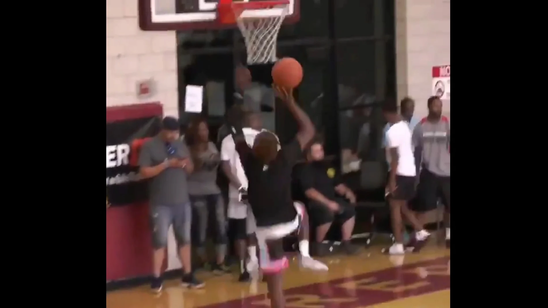 El hijo de LeBron James machaca el aro El hijo de LeBron James machaca el aro