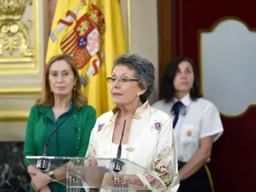La nueva administradora de RTVE, Rosa María Mateo, pronuncia unas palabras durante el acto de toma de posesión. La nueva administradora de RTVE, Rosa María Mateo, pronuncia unas palabras durante el acto de toma de posesión.