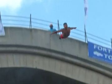REMPLAZO Decenas de personas saltan desde el puente de Mostar en Bosnia alcanzando casi los 80 kilómetros por hora en la caída 