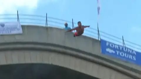 REMPLAZO Decenas de personas saltan desde el puente de Mostar en Bosnia alcanzando casi los 80 kilómetros por hora en la caída REMPLAZO Decenas de personas saltan desde el puente de Mostar en Bosnia alcanzando casi los 80 kilómetros por hora en la caída