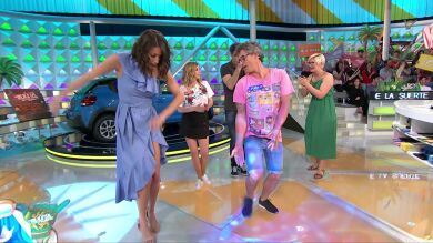 El plató de 'La ruleta de la suerte' se convierte en una verbena al ritmo de 'Sarandonga'