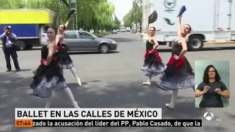 El ballet clásico entretiene a los conductores durante el tráfico en Ciudad de México El ballet clásico entretiene a los conductores durante el tráfico en Ciudad de México