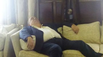 El concejal, recostado en un sofá