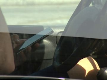 La DGT subirá de 3 a entre 4 y 6 puntos la multa por chatear con el móvil mientras se conduce
