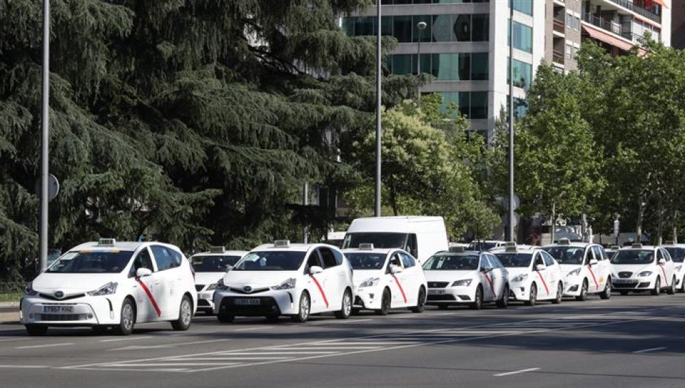 Los taxistas ocupan el Paseo de la Castellana para protestar ante Fomento