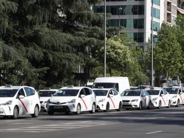 Los taxistas ocupan el Paseo de la Castellana para protestar ante Fomento