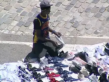 Tensión entre la policía y los manteros de Barcelona Tensión entre la policía y los manteros de Barcelona