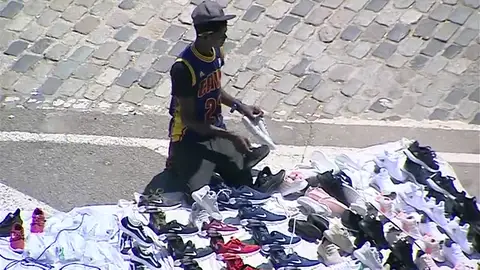 Tensión entre la policía y los manteros de Barcelona Tensión entre la policía y los manteros de Barcelona