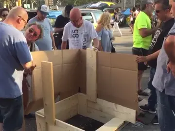 Los taxistas de Barcelona construyen un baño en la Gran Vía que mantienen cortada Los taxistas de Barcelona construyen un baño en la Gran Vía que mantienen cortada