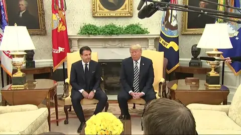 Trump alaba la "muy firme" política migratoria de Italia Trump alaba la "muy firme" política migratoria de Italia