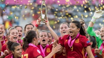 Rosa Otermin levanta el trofeo como campeonas de Europa