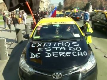 Taxistas chilenos rechazan la ley que legaliza a Uber y Cabify