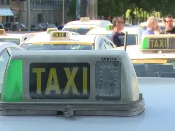 Imagen de archivo del cartel de un taxi con la luz verde encendida Imagen de archivo del cartel de un taxi con la luz verde encendida