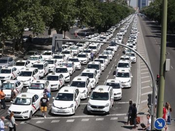 Los taxis paran el Paseo de la Castellana