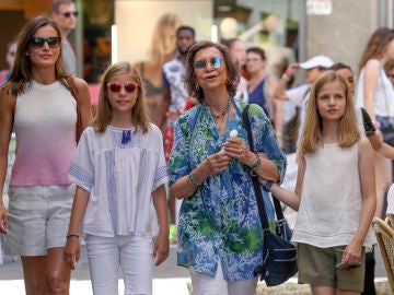 La reina Letizia, Doña Sofía, la infanta Sofía y la princesa Leonor en el mercado