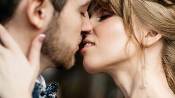 Pareja besándose