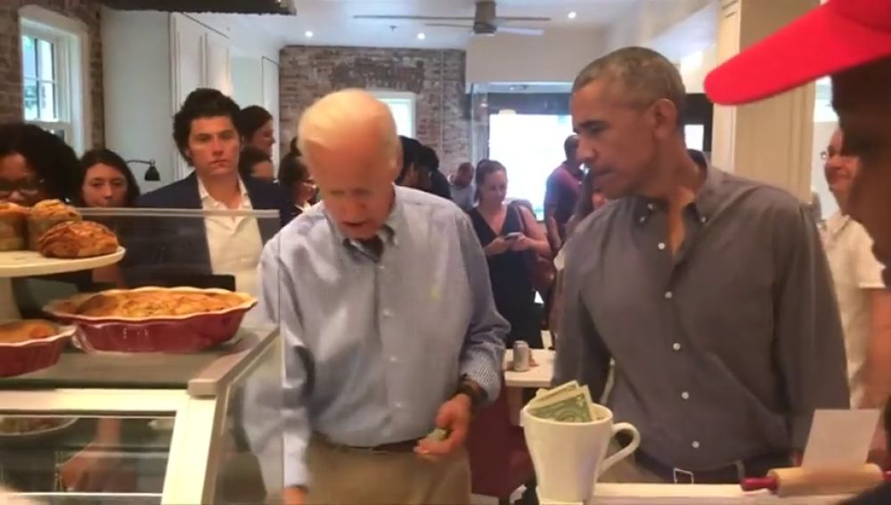Obama  y Biden, clientes sorpresa en una pasteleria en Washington