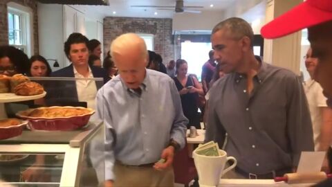Obama y Biden, clientes sorpresa en una pasteleria en Washington