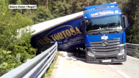 El conductor de un cami&oacute;n triplica la tasa de alcohol y bloquea una v&iacute;a en Barcelona