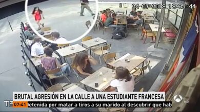 Brutal agresión en plena calle a una estudiante francesa que se defendía de un acosador