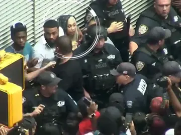 La cantante Queen Naija provoca una estampida en Times Square La cantante Queen Naija provoca una estampida en Times Square