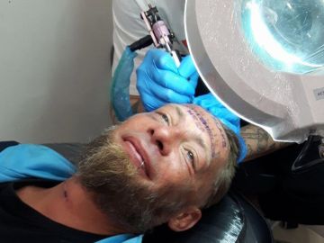 Momento en el que realizan el tatuaje a Tomek