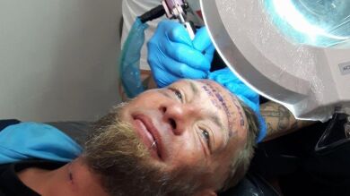 Unos turistas británicos, de despedida de soltero en Benidorm, pagan 100 euros a un 'sin techo' por tatuarse en la frente el nombre del novio y su dirección