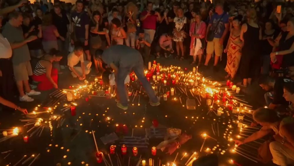 Cientos de personas organizan una vigilia en memoria de las ya 92 personas fallecidas en los incendios en Grecia