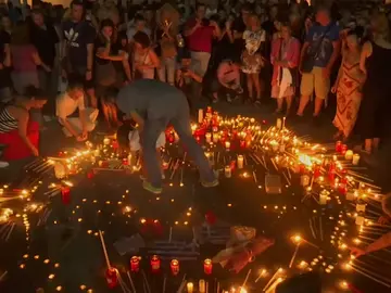 Cientos de personas organizan una vigilia en memoria de las ya 92 personas fallecidas en los incendios en Grecia Cientos de personas organizan una vigilia en memoria de las ya 92 personas fallecidas en los incendios en Grecia