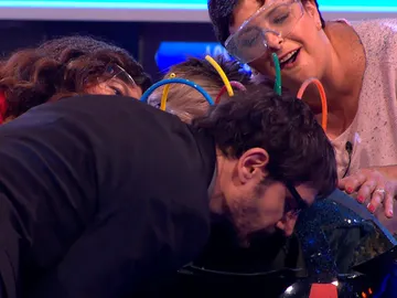 Juanra Bonet se pone sensual en el plató de '¡Boom!': "Tenemos que contenernos un poco" Juanra Bonet se pone sensual en el plató de '¡Boom!': "Tenemos que contenernos un poco"