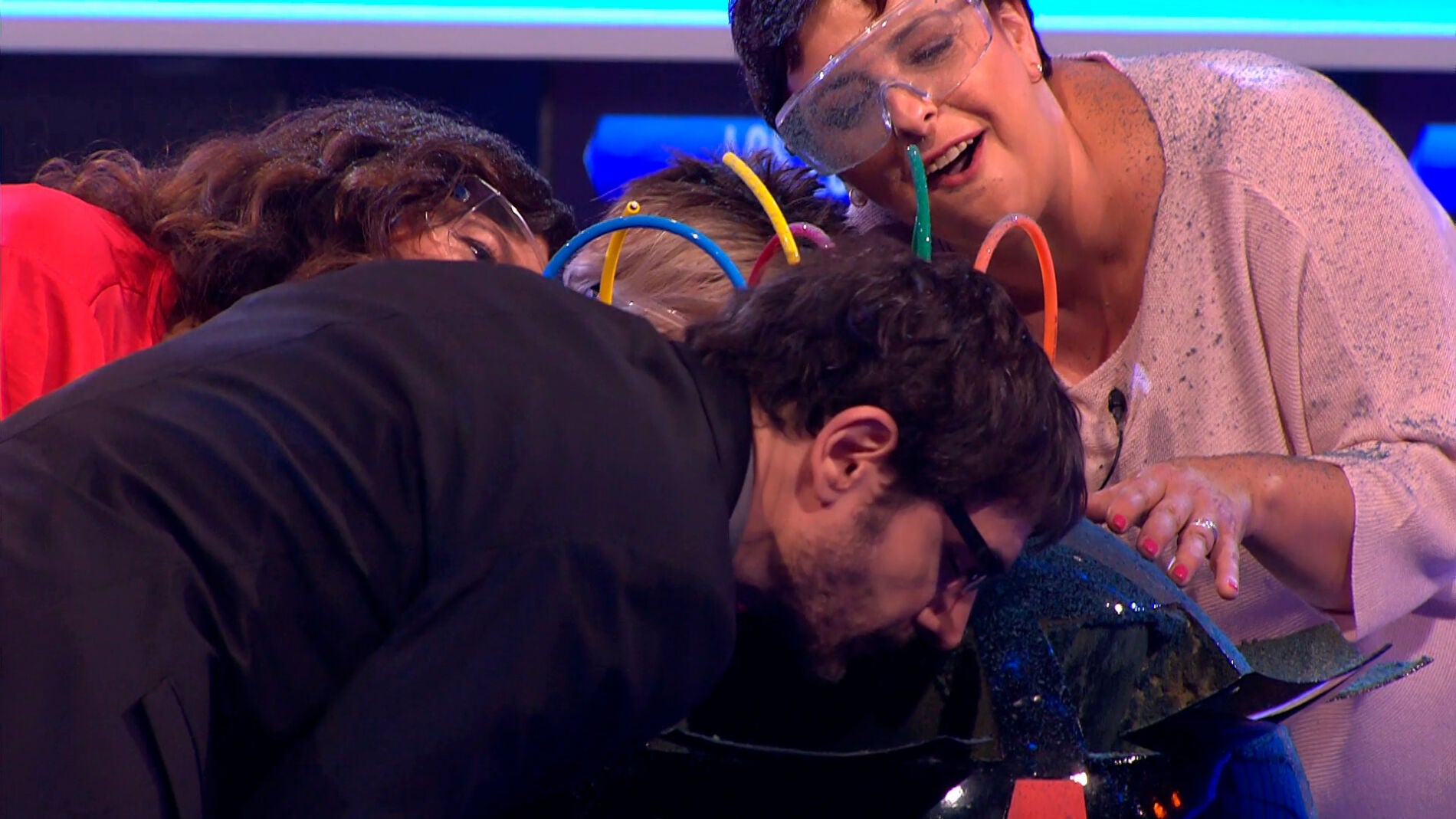 Juanra Bonet se pone sensual en el plat&oacute; de '&iexcl;Boom!': "Tenemos que contenernos un poco"