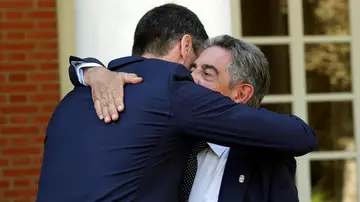 Sánchez ha a esperado a Revilla en la escalinata Sánchez ha a esperado a Revilla en la escalinata