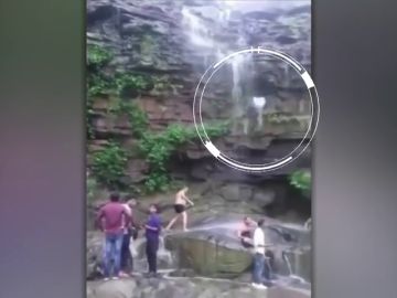Un hombre se precipita desde 20 metros de altura en una catarata en la India cuando intentaba hacerse un 'selfie'