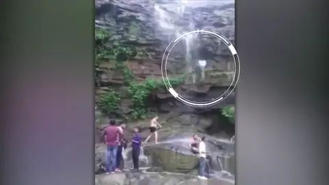 Un hombre se precipita desde 20 metros de altura en una catarata en la India cuando intentaba hacerse un 'selfie' Un hombre se precipita desde 20 metros de altura en una catarata en la India cuando intentaba hacerse un 'selfie'