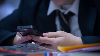 Madrid prohibirá el uso de móviles en los colegios públicos