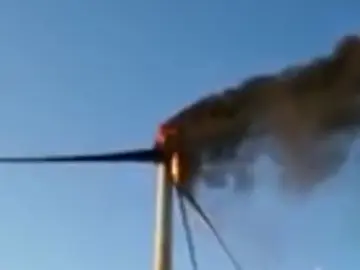 Arde un aerogenerador en un parque eólico de Navarra Arde un aerogenerador en un parque eólico de Navarra
