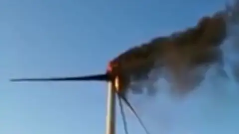 Arde un aerogenerador en un parque eólico de Navarra Arde un aerogenerador en un parque eólico de Navarra
