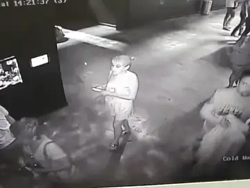 Una cámara de seguridad graba a tres personas robando un tiburón de un acuario haciéndolo pasar por un bebé Una cámara de seguridad graba a tres personas robando un tiburón de un acuario haciéndolo pasar por un bebé