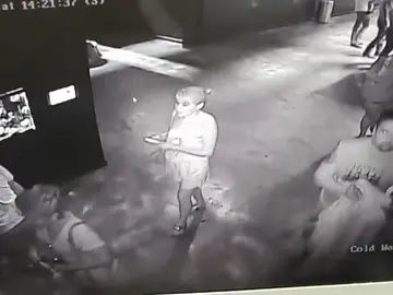 Una cámara de seguridad graba a tres personas robando un tiburón de un acuario haciéndolo pasar por un bebé Una cámara de seguridad graba a tres personas robando un tiburón de un acuario haciéndolo pasar por un bebé