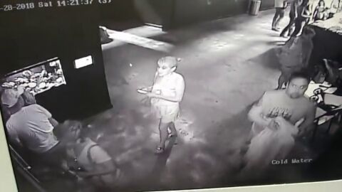 Una c&aacute;mara de seguridad graba a tres personas robando un tibur&oacute;n de un acuario haci&eacute;ndolo pasar por un beb&eacute;