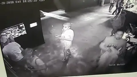 Una cámara de seguridad graba a tres personas robando un tiburón de un acuario haciéndolo pasar por un bebé Una cámara de seguridad graba a tres personas robando un tiburón de un acuario haciéndolo pasar por un bebé