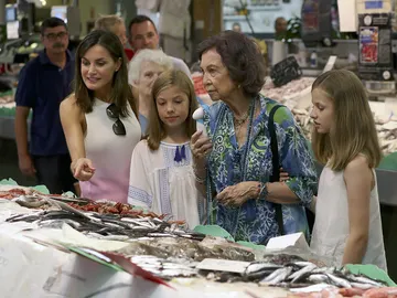 Imagen de la Reina Letizia y Sofía con la Infanta Sofía y la Princesa Leonor Imagen de la Reina Letizia y Sofía con la Infanta Sofía y la Princesa Leonor