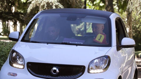 Imagen del coche en el que Revilla llega a Moncloa