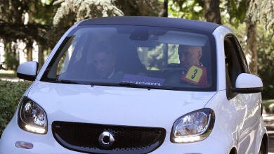 Revilla llega en un smart eléctrico a su reunión con Sánchez, afectado por la huelga de taxis en Madrid