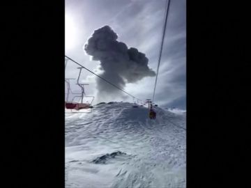 Unos esquiadores captan la explosión de un volcán rodeado de nieve en Chile