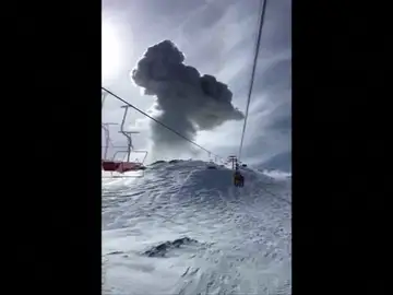 Unos esquiadores captan la explosión de un volcán rodeado de nieve en Chile Unos esquiadores captan la explosión de un volcán rodeado de nieve en Chile