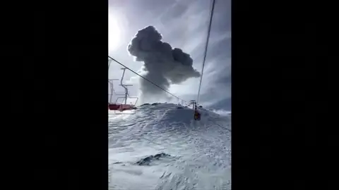 Unos esquiadores captan la explosión de un volcán rodeado de nieve en Chile Unos esquiadores captan la explosión de un volcán rodeado de nieve en Chile