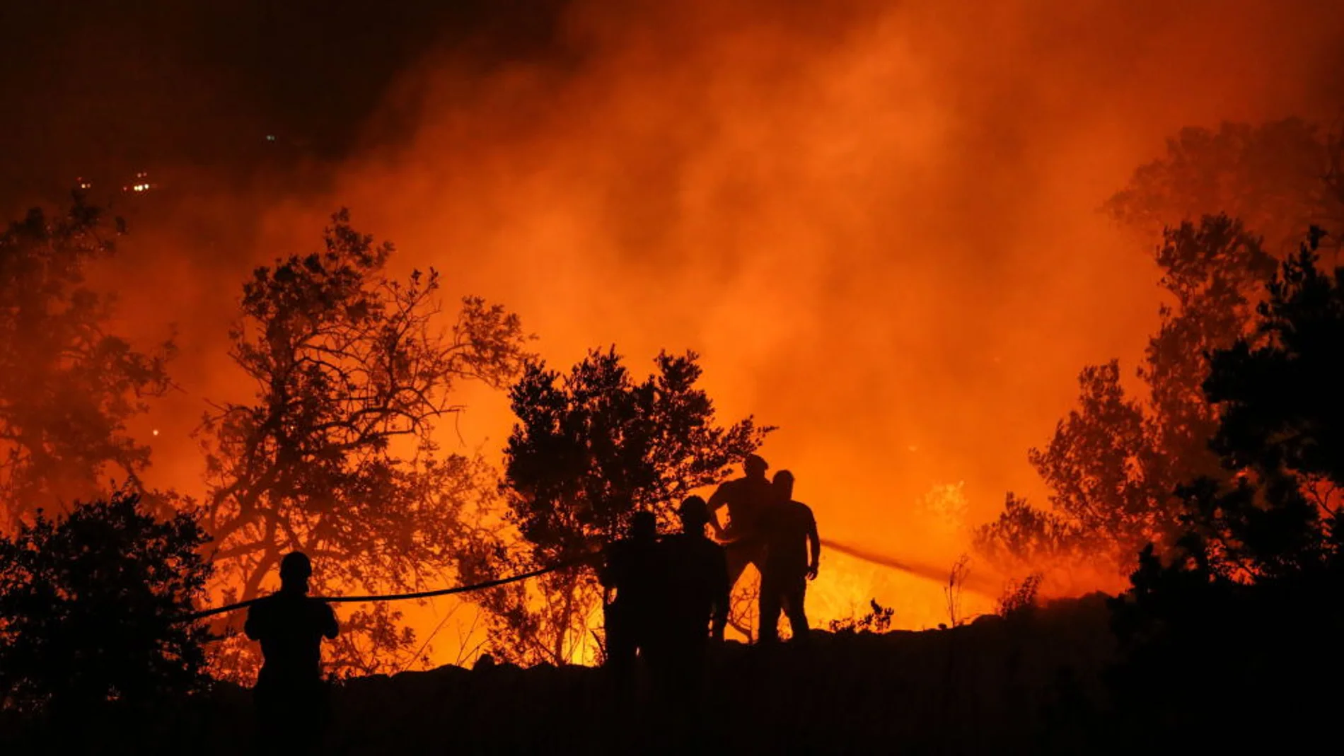 Noticias 1 Antena 3 (09-08-18) Los bomberos dan por estabilizado el incendio de Llutxent (Valencia)