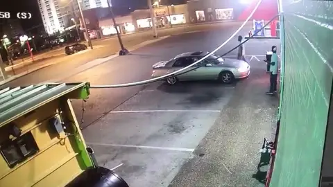 La violenta reacción de un hombre cuando una joven no quiere darle su número de teléfono La violenta reacción de un hombre cuando una joven no quiere darle su número de teléfono